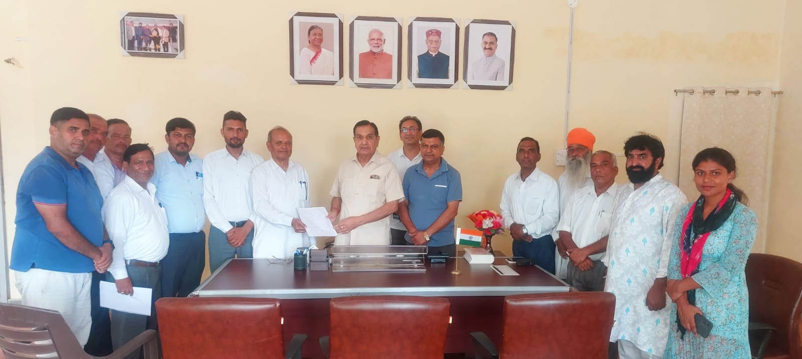 Delegation of Shri Guru Ravidas Dharmik Sabha Santoshgarh met SC Commission Chairman Kuldeep Dhiman, submitted memorandum regarding demands.